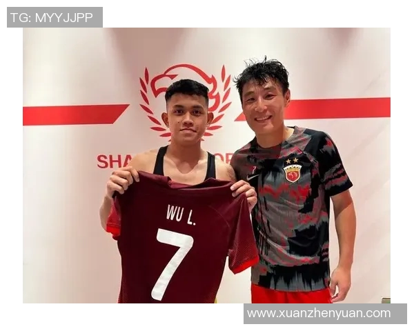 足球明星亲自赠送球衣给小粉丝温暖瞬间感动全场 足球明星亲自赠送球衣给小粉丝温暖瞬间感动全场